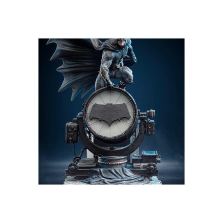 Iron Studios Deluxe Justice League Batman on Batsignal Deluxe Art 1:10 Scale Statue
